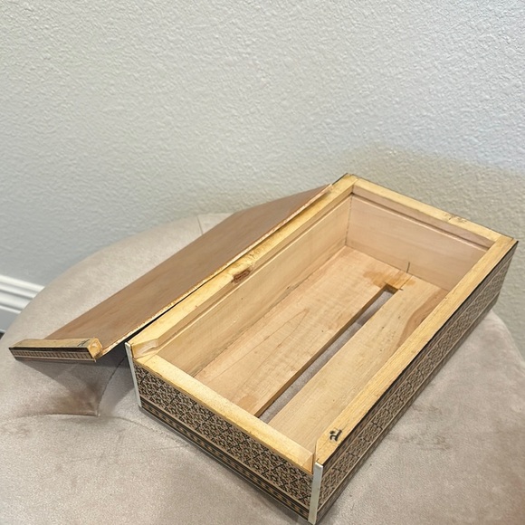 Intricate Decorative Tissue Box with Persian Motif - Picture 7 of 7